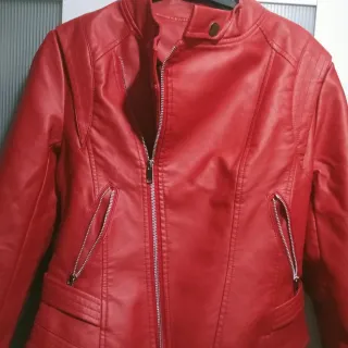 Chaqueta de cuero roja
