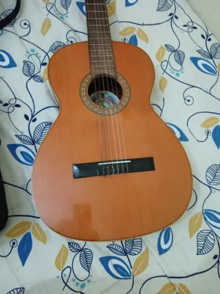 guitarra española en buen estado ajustada