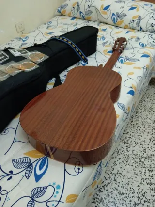 guitarra española en buen estado ajustada