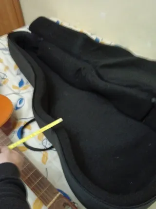 guitarra española en buen estado ajustada