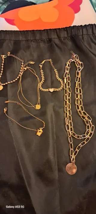 Colgante y 4 pulseras doradas