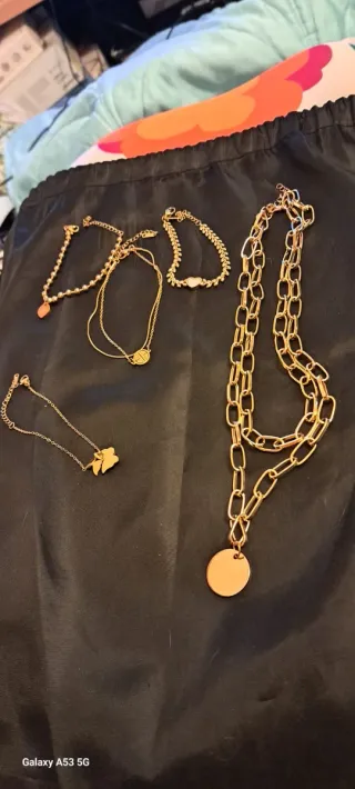 Colgante y 4 pulseras doradas