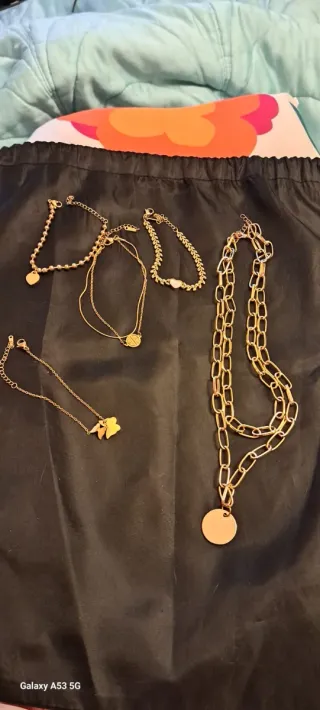 Colgante y 4 pulseras doradas