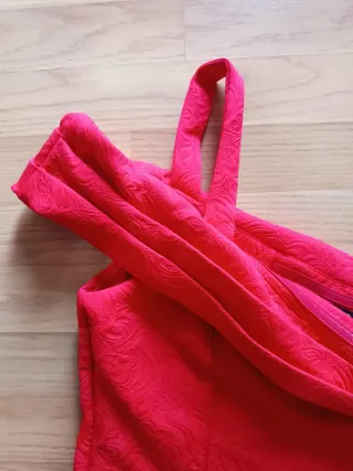 Blusa roja asimétrica con textura