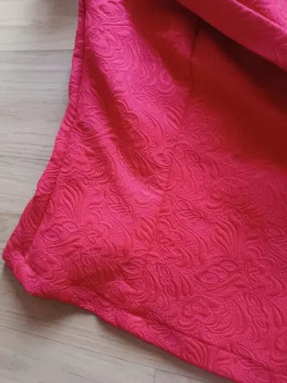 Blusa roja asimétrica con textura
