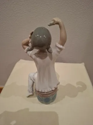 LLADRÓ figura niña aplicando colonia