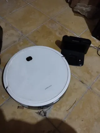 Robot aspirador blanco