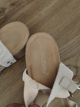 Sandalias doradas y blancas mujer