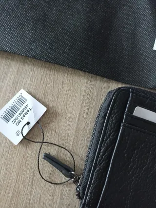 Cartera de piel negra con cremallera nueva