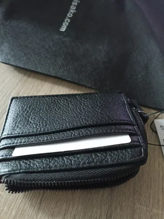 Cartera de piel negra con cremallera nueva