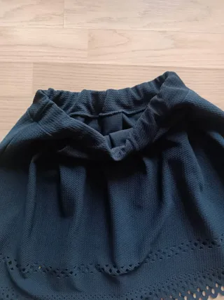 Falda negra con detalles calados