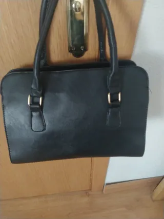Bolso negro con candado dorado