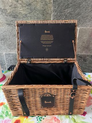 Cesta de mimbre Harrods con detalles de cuero