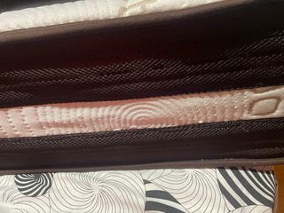 Colchón y somier con lamas de madera . sin uso