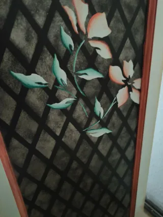 Armario de madera con puertas de celosía