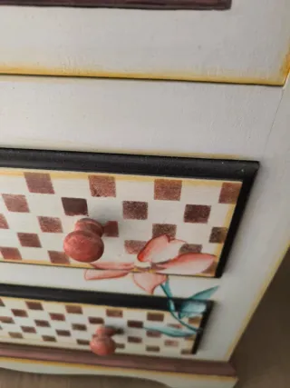 Armario de madera con puertas de celosía