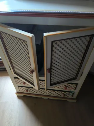 Armario de madera con puertas de celosía