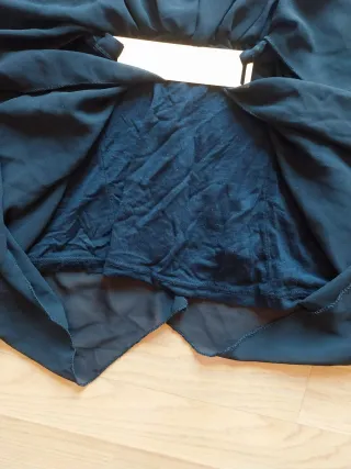 Blusa negra con detalle dorado