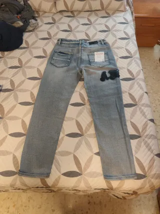 Pantalones vaqueros desgastados con parches amiri