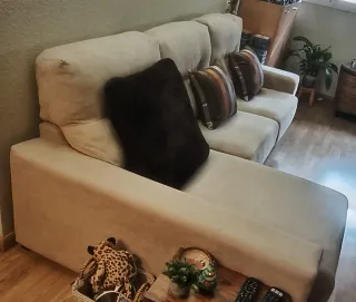 Sofá chaise longue beige y multicolor