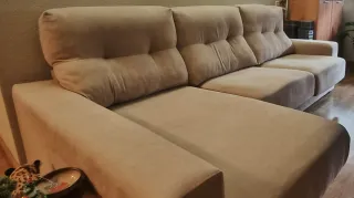 Sofá chaise longue beige y multicolor