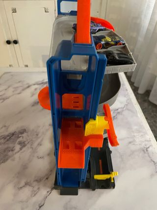 Garaje Stunt Hot Wheels con 3 coches