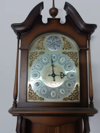 Reloj de pared antiguo con péndulo