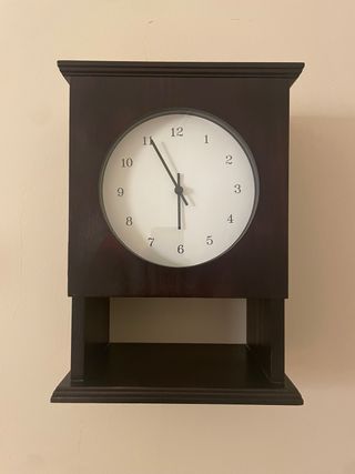 Reloj de pared de madera oscuro