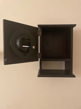 Reloj de pared de madera oscuro