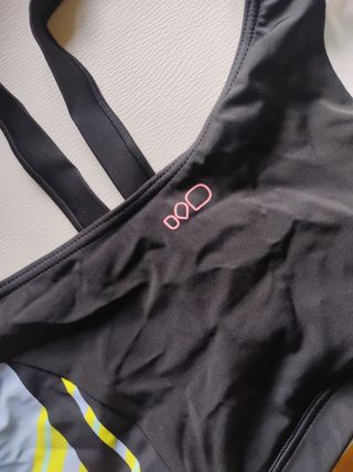 Top deportivo negro multicolor