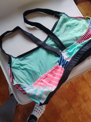 Top deportivo negro multicolor