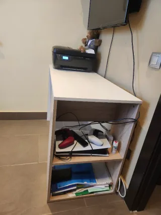 Escritorio blanco y haya para espacios pequeños