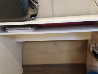 Escritorio blanco y haya para espacios pequeños