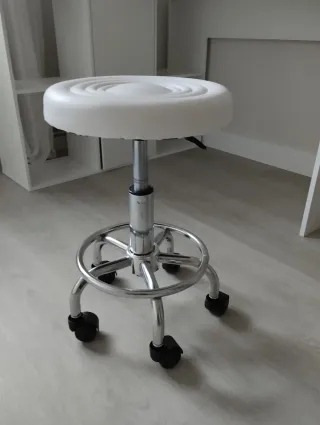 Taburete giratorio cromado y blanco