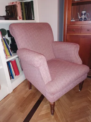 Sillón de tela rosa y madera