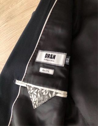 Traje slim fit negro con relieve