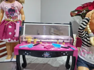 Nancy con tocador y maleta de maquillaje