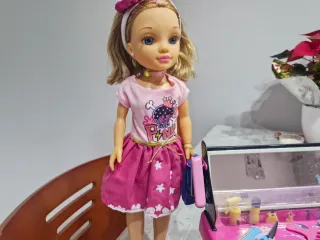 Nancy con tocador y maleta de maquillaje