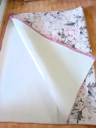 Alfombra grande floral gris y rosa