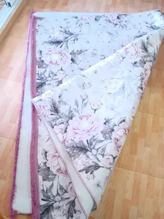 Alfombra grande floral gris y rosa