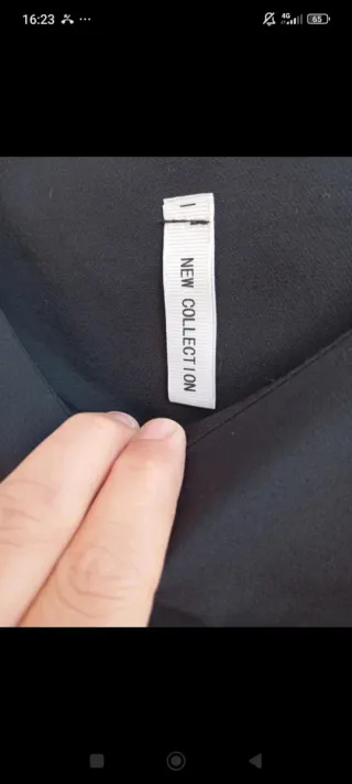 Vestido negro con volantes