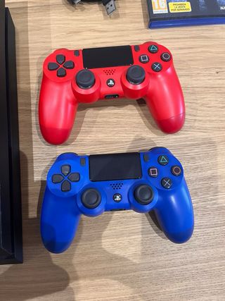PS4 (PlayStation 4) Nera + 2 Giochi e 2 Controller