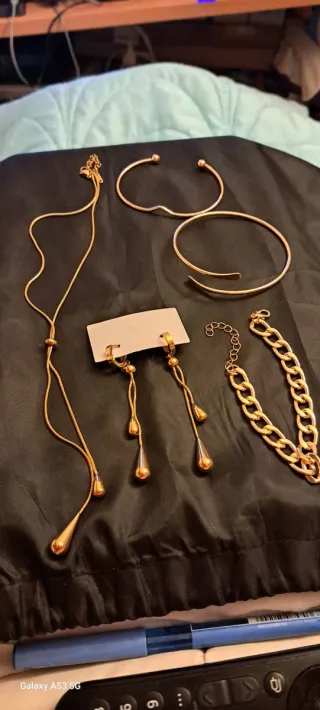 Conjunto de joyería: colgante, pendientes y pulser