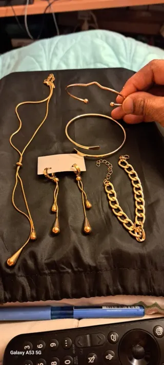 Conjunto de joyería: colgante, pendientes y pulser