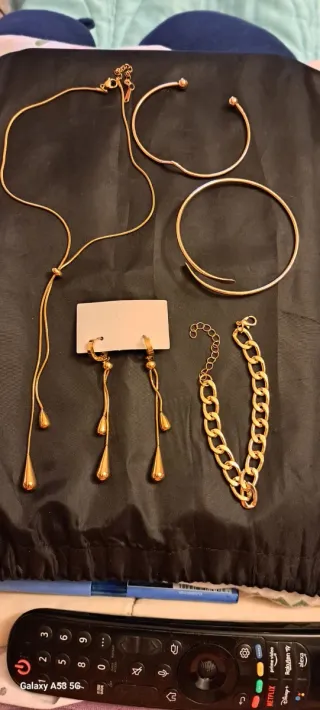 Conjunto de joyería: colgante, pendientes y pulser