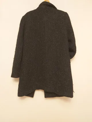 Abrigo negro con detalles plateados