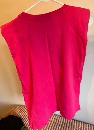 Camiseta fucsia manga sisa y hombreras