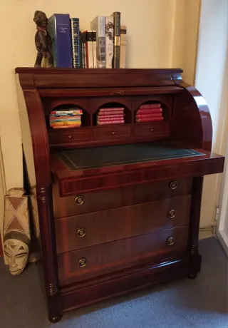 Escritorio clásico elegante con diseño atemporal