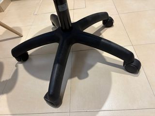 Silla de escritorio rosa y negra