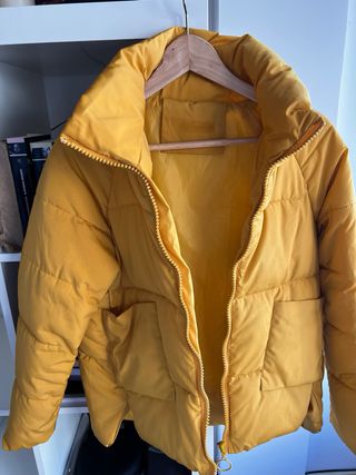 Cazadora amarilla acolchada